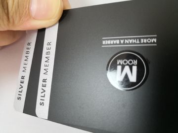 Biglietti da visita metallici d'argento del PVC con il logo su misura UV lucido